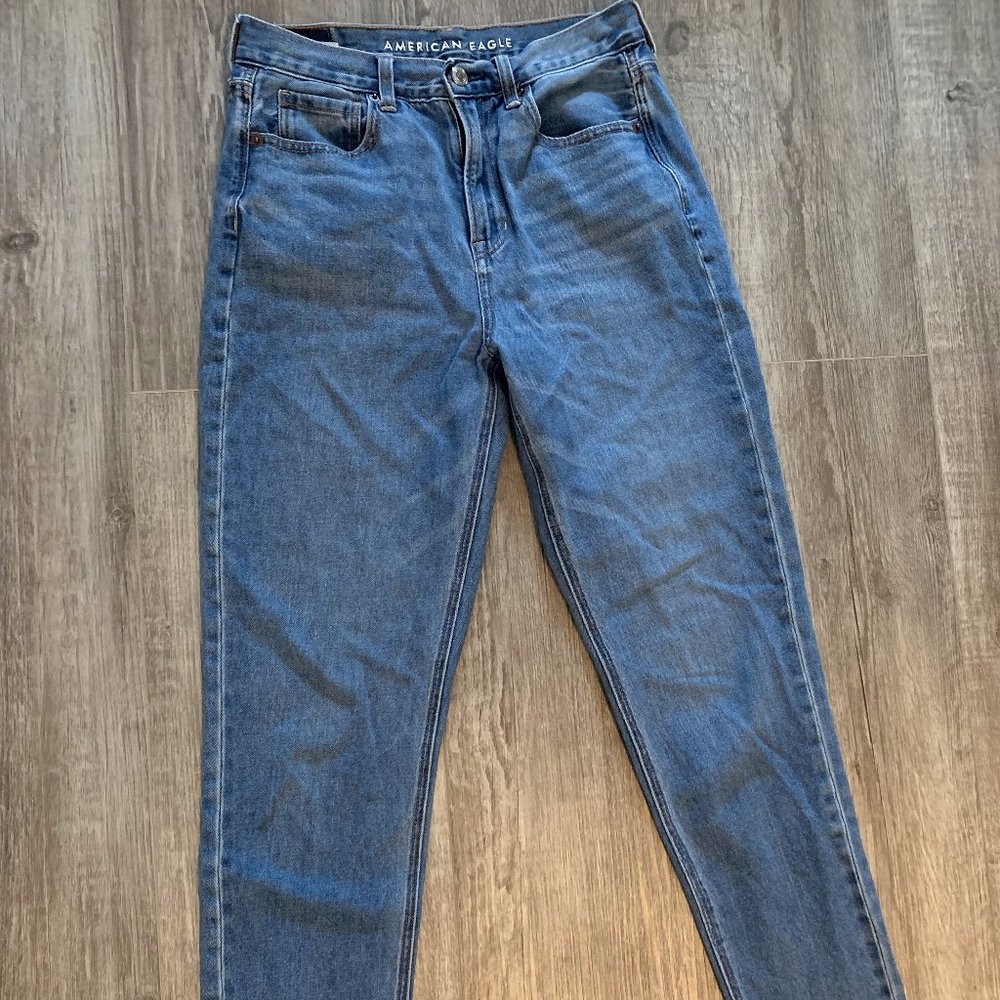 American Eagle Light Wash Ankle Mom Jeans - Size 4